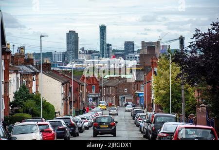 Borealis-Kreuzschiff von Fred. Olsen Cruise Lines, am Liverpool Crusie Line Terminal vor der wachsenden Skyline der Stadt, die aus den Straßen von Bi stammt Stockfoto