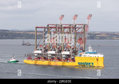 Cork Harbour, Cork, Irland. 24.. August 2022. Drei Containerkrane verlassen Cork Harbour auf dem Deck des Schiffes Biglift Baffin und fahren nach New Jersey, USA. Die von Liebherr in Killarney gebauten Krane sind die größten Einzelobjekte, die jemals in Irland entwickelt wurden und aus dem Land verschickt werden. Kredit; David Creedon / Alamy Live Nachrichten Stockfoto