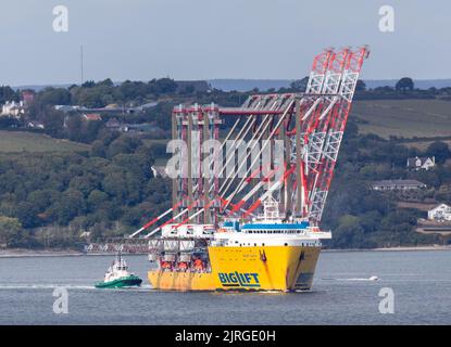 Cork Harbour, Cork, Irland. 24.. August 2022. Drei Containerkrane verlassen Cork Harbour auf dem Deck des Schiffes Biglift Baffin und fahren nach New Jersey, USA. Die von Liebherr in Killarney gebauten Krane sind die größten Einzelobjekte, die jemals in Irland entwickelt wurden und aus dem Land verschickt werden. Kredit; David Creedon / Alamy Live Nachrichten Stockfoto