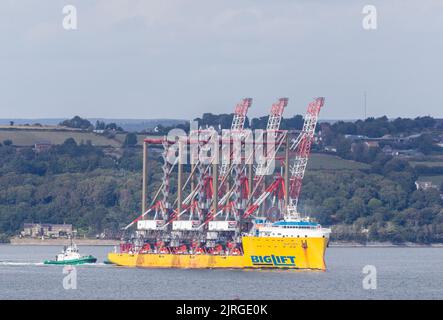 Cork Harbour, Cork, Irland. 24.. August 2022. Drei Containerkrane verlassen Cork Harbour auf dem Deck des Schiffes Biglift Baffin und fahren nach New Jersey, USA. Die von Liebherr in Killarney gebauten Krane sind die größten Einzelobjekte, die jemals in Irland entwickelt wurden und aus dem Land verschickt werden. Kredit; David Creedon / Alamy Live Nachrichten Stockfoto