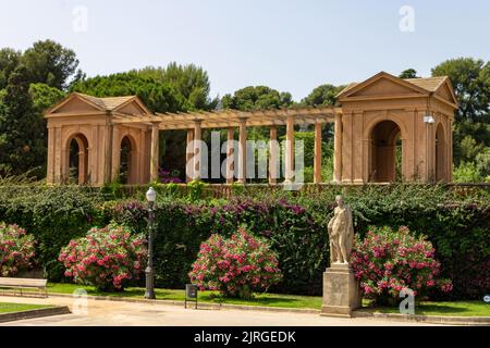 Eine malerische Aussicht auf ein Wahrzeichen im Königspalast von Pedralbes in Barcelona, Spanien an einem sonnigen Tag Stockfoto