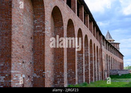 Fragment der Festungsmauer des mittelalterlichen Kremls in Kolomna, Russland Stockfoto