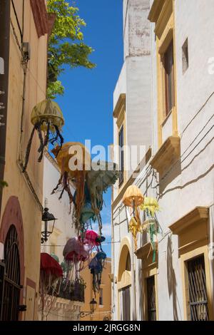 Enge Gassen des historischen Zentrums von Gallipoli, Region Apulien, Italien Stockfoto