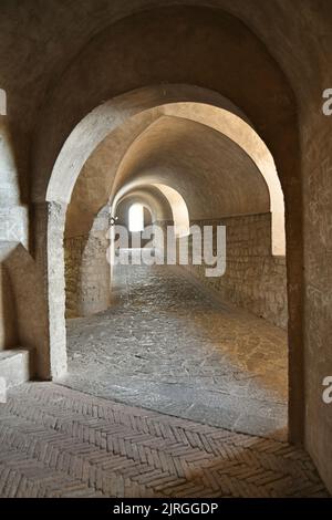 Korridor im Inneren des Schlosses Saint 'Elmo in Neapel, Italien. Stockfoto