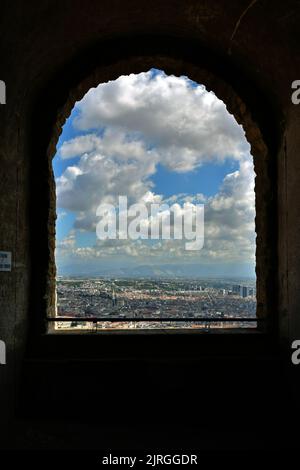 Panoramablick auf die Stadt Neapel von den Mauern des Schlosses Saint 'Elmo, Italien. Stockfoto