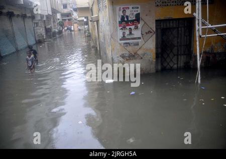 Am Mittwoch, den 24. August 2022, wurde in Hyderabad ein stagnierendes Regenwasser nach Regenguss der Monsunsaison aufgrund eines schlechten Kanalisationssystems angezeigt, das Pendler und Anwohner vor Probleme stellt und Nachlässigkeit betroffener Behörden zeigt. Stockfoto