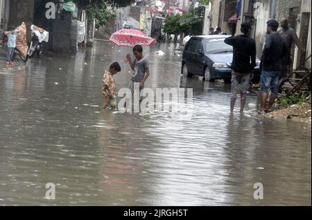 Am Mittwoch, den 24. August 2022, wurde in Hyderabad ein stagnierendes Regenwasser nach Regenguss der Monsunsaison aufgrund eines schlechten Kanalisationssystems angezeigt, das Pendler und Anwohner vor Probleme stellt und Nachlässigkeit betroffener Behörden zeigt. Stockfoto