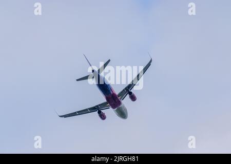 Eine Aufnahme aus dem niedrigen Winkel des Wizz Air Commercial-Flugzeugs, das über dem Iasi-Flugplatz fliegt Stockfoto