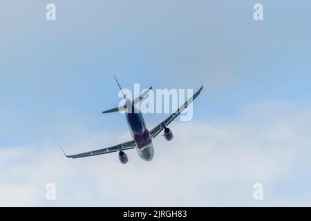 Eine Aufnahme aus dem niedrigen Winkel des Wizz Air Commercial-Flugzeugs, das über dem Iasi-Flugplatz fliegt Stockfoto