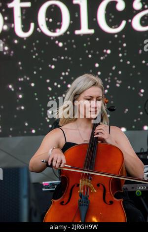 Die Geigerin der Band von Valeria Stoica Live-Konzert beim Hangariada Luftfahrtfestival in Iasi Stockfoto