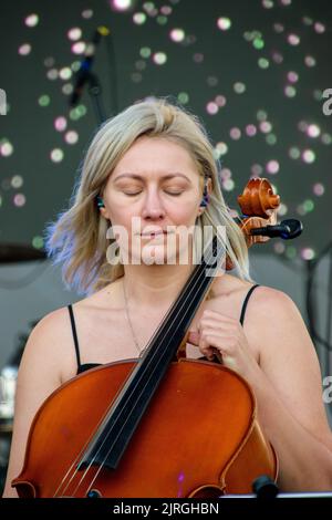 Die Geigerin der Band von Valeria Stoica Live-Konzert beim Hangariada Luftfahrtfestival in Iasi Stockfoto