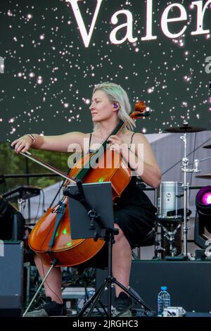 Die Geigerin der Band von Valeria Stoica Live-Konzert beim Hangariada Luftfahrtfestival in Iasi Stockfoto