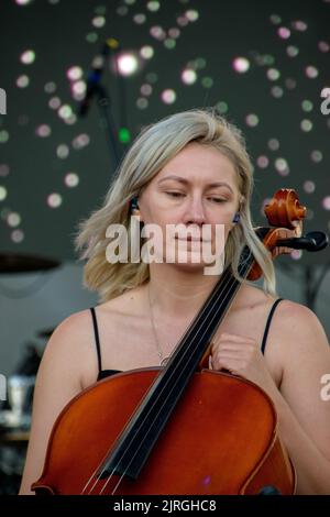 Die Geigerin der Band von Valeria Stoica Live-Konzert beim Hangariada Luftfahrtfestival in Iasi Stockfoto