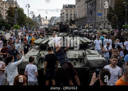 Kiew, Oblast Kiew, Ukraine. 21. August 2022. Ein Blick auf die Bürger strömten, um die zerstörten russischen Militärgeräte und Panzer auf den Straßen von Kiew zu sehen. Zum bevorstehenden Unabhängigkeitstag der Ukraine und fast 6 Monate nach der umfassenden Invasion der Ukraine am 24. Februar veranstaltet die Hauptstadt Kiew in der Hauptstraße der Chreschajtk-Straße eine Ausstellung mit mehreren zerstörten Militärgeräten, Panzer und Waffen der Streitkräfte der Russischen Föderation (AFRF).als am 24. Februar die russische Vollinvasion in die Ukraine begann, wurde der Krieg, der zahlreiche Tote zu beklagen hatte, beendet Stockfoto