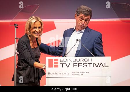 Die Journalistin Emily Maitlis und der Moderator Jon Sopel Proben vor der Durchführung der MacTaggart Lecture 2022 im Lennox beim EICC beim Edinburgh TV Festival. Bilddatum: Donnerstag, 24. August 2022. Stockfoto