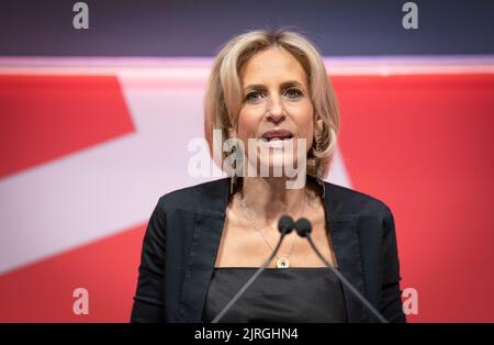 Die Journalistin Emily Maitlis probt im Vorfeld der MacTaggart Lecture 2022 im Lennox beim EICC beim Edinburgh TV Festival. Bilddatum: Donnerstag, 24. August 2022. Stockfoto