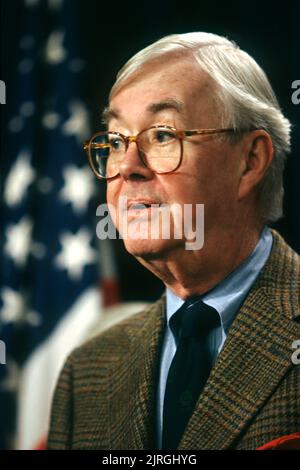 US-Senator Daniel Patrick Moynihan aus New York, während einer Pressekonferenz in der Senate Radio and TV Gallery auf dem Capitol Hill, 5. November 1997 in Washington, DC. Stockfoto