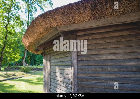 Nahaufnahme eines dicken Strohdachs aus trockenen Strohhalmen. Historische Bauart aus Nordeuropa. Stockfoto