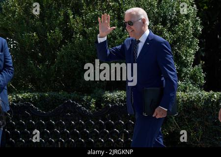 Washington, USA. 24. August 2022. US-Präsident Joe Biden kehrt heute am 24. August 2022 im South Lawn/Weißen Haus in Washington DC, USA, ins Weiße Haus zurück. (Foto von Lenin Nolly/Sipa USA) Quelle: SIPA USA/Alamy Live News Stockfoto