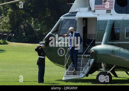 Washington, USA. 24. August 2022. US-Präsident Joe Biden kehrt heute am 24. August 2022 im South Lawn/Weißen Haus in Washington DC, USA, ins Weiße Haus zurück. (Foto von Lenin Nolly/Sipa USA) Quelle: SIPA USA/Alamy Live News Stockfoto