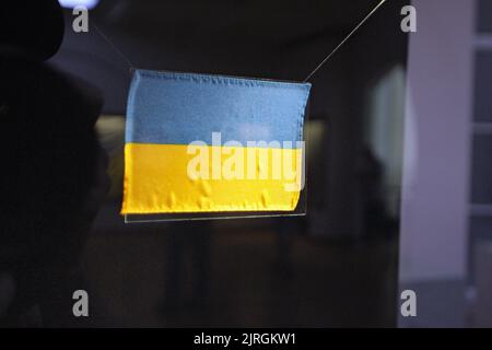 KIEW, UKRAINE - 23. AUGUST 2022 - die Flagge der Ukraine, die sich während der Mission Space Shuttle Discovery STS-103 vom 19. Bis 2. Dezember in der Erdumlaufbahn befand Stockfoto