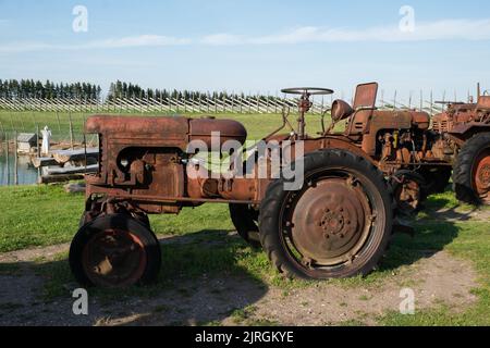 Zerbrochener rostiger Tracktor. Stockfoto