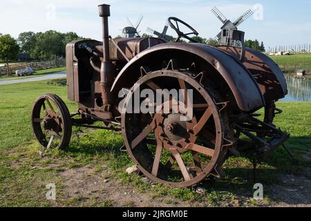 Zerbrochener rostiger Tracktor. Stockfoto