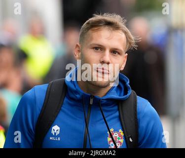 Birkenhead, Großbritannien. 24. August 2022. Elliott Nevitt #20 von Tranmere Rovers kommt vor dem Spiel in Birkenhead, Großbritannien, am 8/24/2022 am Boden an. (Foto von Steve Flynn/News Images/Sipa USA) Quelle: SIPA USA/Alamy Live News Stockfoto