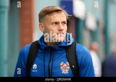 Birkenhead, Großbritannien. 24. August 2022. Elliott Nevitt #20 von Tranmere Rovers kommt vor dem Spiel in Birkenhead, Großbritannien, am 8/24/2022 am Boden an. (Foto von Steve Flynn/News Images/Sipa USA) Quelle: SIPA USA/Alamy Live News Stockfoto