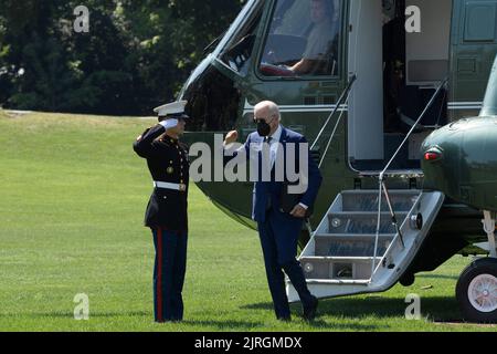 24. August 2022, Washington, District of Columbia, USA: US-Präsident JOE BIDEN kehrt heute am 24. August 2022 im South Lawn/White House in Washington DC, USA, ins Weiße Haus zurück. (Bild: © Lenin Nolly/ZUMA Press Wire) Stockfoto