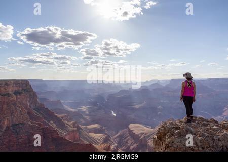 Abenteuerlicher Reisender, der auf der amerikanischen Wüstenlandschaft der Rocky Mountains steht Stockfoto