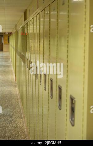 Schließfächer In Der Schulhalle Stockfoto