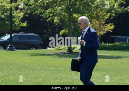 24. August 2022, Washington, District of Columbia, USA: US-Präsident JOE BIDEN kehrt heute am 24. August 2022 im South Lawn/White House in Washington DC, USA, ins Weiße Haus zurück. (Bild: © Lenin Nolly/ZUMA Press Wire) Stockfoto