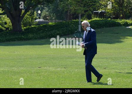 24. August 2022, Washington, District of Columbia, USA: US-Präsident JOE BIDEN kehrt heute am 24. August 2022 im South Lawn/White House in Washington DC, USA, ins Weiße Haus zurück. (Bild: © Lenin Nolly/ZUMA Press Wire) Stockfoto