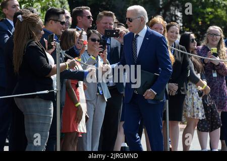 24. August 2022, Washington, Distric of Columbia, USA: US-Präsident JOE BIDEN begrüßte seine Mitarbeiter und stieß mehrere Menschen heute am 24. August 2022 im South Lawn/Weißen Haus in Washington DC, USA, mit der Faust an. (Bild: © Lenin Nolly/ZUMA Press Wire) Stockfoto