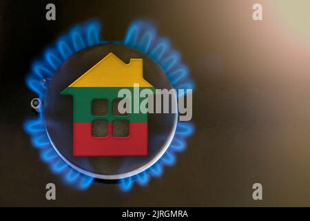 Gaskrise. Steigende Versorgungskosten in Litauen. Energiekrise, Export-Import-Probleme in Litauen. Das Konzept, der Gasbrenner und das Hausmodell sind farbig Stockfoto