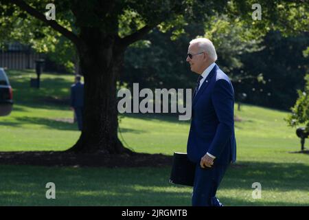 24. August 2022, Washington, District of Columbia, USA: US-Präsident JOE BIDEN kehrt heute am 24. August 2022 im South Lawn/White House in Washington DC, USA, ins Weiße Haus zurück. (Bild: © Lenin Nolly/ZUMA Press Wire) Stockfoto