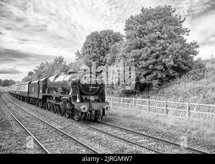 London Midland and Scottish Railway (LMS) Royal Scot Class 6100 (Nummer 46100 der British Railways) (ehemals 6152 King's Dragoon Guardsman Dampflok, Stockfoto