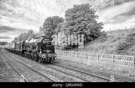 London Midland and Scottish Railway (LMS) Royal Scot Class 6100 (Nummer 46100 der British Railways) (ehemals 6152 King's Dragoon Guardsman Dampflok, Stockfoto