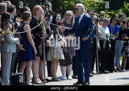 24. August 2022, Washington, Distric of Columbia, USA: US-Präsident JOE BIDEN begrüßte seine Mitarbeiter und stieß mehrere Menschen heute am 24. August 2022 im South Lawn/Weißen Haus in Washington DC, USA, mit der Faust an. (Bild: © Lenin Nolly/ZUMA Press Wire) Stockfoto