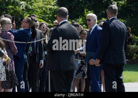 24. August 2022, Washington, Distric of Columbia, USA: US-Präsident JOE BIDEN begrüßte seine Mitarbeiter und stieß mehrere Menschen heute am 24. August 2022 im South Lawn/Weißen Haus in Washington DC, USA, mit der Faust an. (Bild: © Lenin Nolly/ZUMA Press Wire) Stockfoto