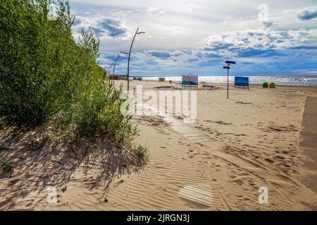 Tolle Aussicht in Jurmala - Anfang des Sommers - etwas kalt (keine Leute) - Resort eine halbe Stunde von der Hauptstadt Riga entfernt - wunderschönes Panorama mit Whit Stockfoto