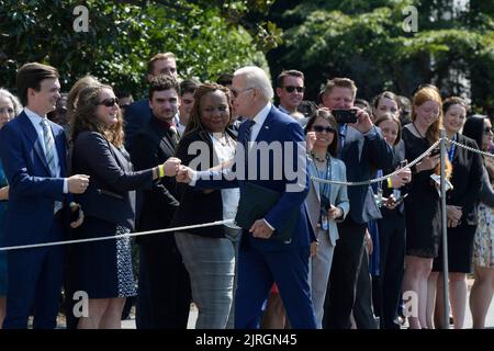 24. August 2022, Washington, Distric of Columbia, USA: US-Präsident JOE BIDEN begrüßte seine Mitarbeiter und stieß mehrere Menschen heute am 24. August 2022 im South Lawn/Weißen Haus in Washington DC, USA, mit der Faust an. (Bild: © Lenin Nolly/ZUMA Press Wire) Stockfoto