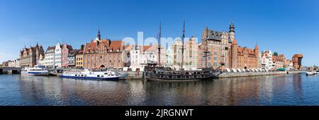 Ein Bild von einigen Danziger Sehenswürdigkeiten neben dem Fluss Motlawa, wie dem Kranich (ganz rechts), dem St. Mary's Gate (rechts), dem Black Pearl Schiff (Mitte Stockfoto