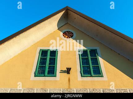 Dachteil eines alten traditionellen slowenischen Hauses in Domzale, Slowenien Stockfoto