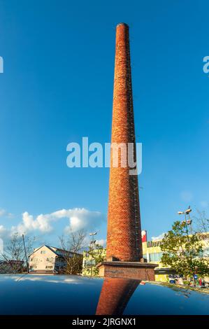 Domzale, Slovenija - 3. August 2022: Fabrikschornstein der verlassenen ehemaligen Lederfabrik in Domžale Stockfoto