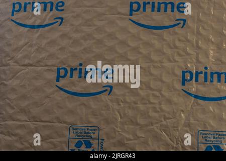 Toronto, Kanada, November 2021 - Amazon Prime brauner Plastikumschlag mit Amazon-Logo und -Symbol Stockfoto