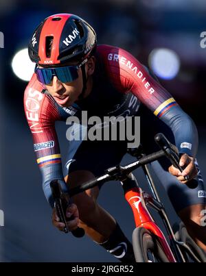 Weimar, Deutschland. 24. August 2022. Radfahren: Deutschland-Rundfahrt, Weimar, 2,6 km, Prolog, Einzelzeitfahren. Egan Bernal vom Team INEOS Grenadiers auf dem Platz. Quelle: Hendrik Schmidt/dpa/Alamy Live News Stockfoto