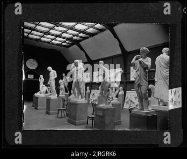 Kopie einer Fotografie der Sculpture Gallery, Canterbury Museum in Christchurch, um 1912, von Muir & Moodie. Stockfoto