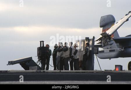 Landeanzeiger-Offiziere bei der Arbeit während des Fluges auf einem Flugzeugträger Stockfoto